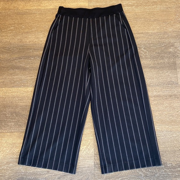 Chic & Comfort Wide Leg Stretch High Rise Crop Stripe Pants in Black & White S/M - Picture 5 of 6